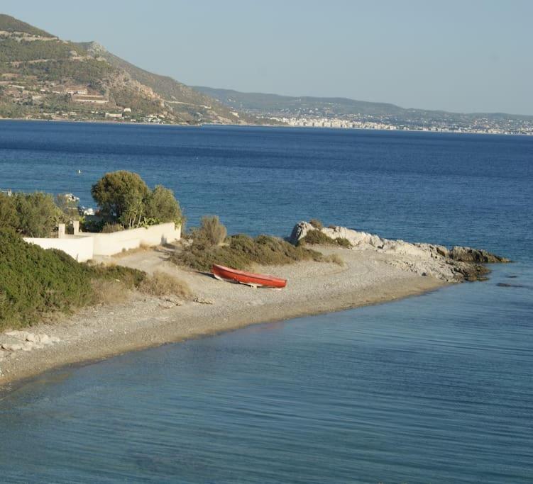 House By The Sea At Skaloma, Loutraki Villa วูลิอักเมนิเลค ภายนอก รูปภาพ