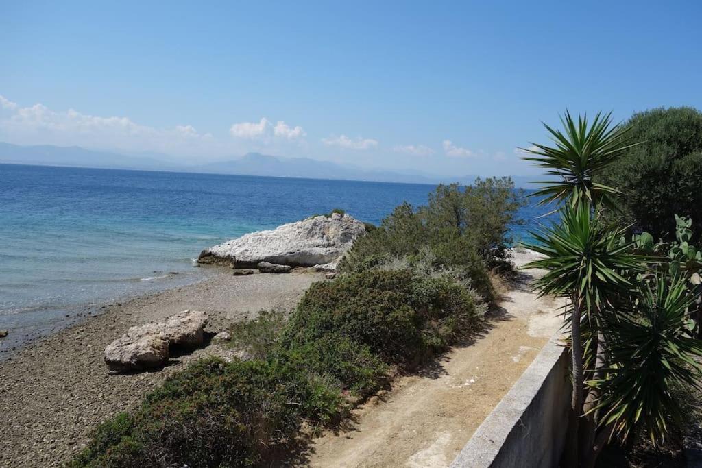 House By The Sea At Skaloma, Loutraki Villa วูลิอักเมนิเลค ภายนอก รูปภาพ