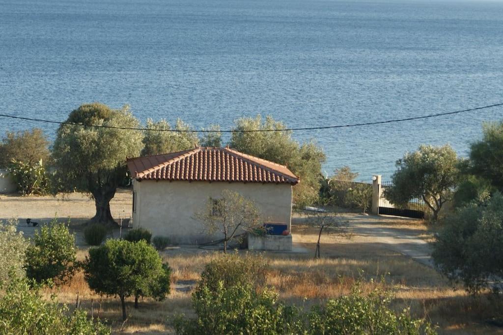 House By The Sea At Skaloma, Loutraki Villa วูลิอักเมนิเลค ภายนอก รูปภาพ