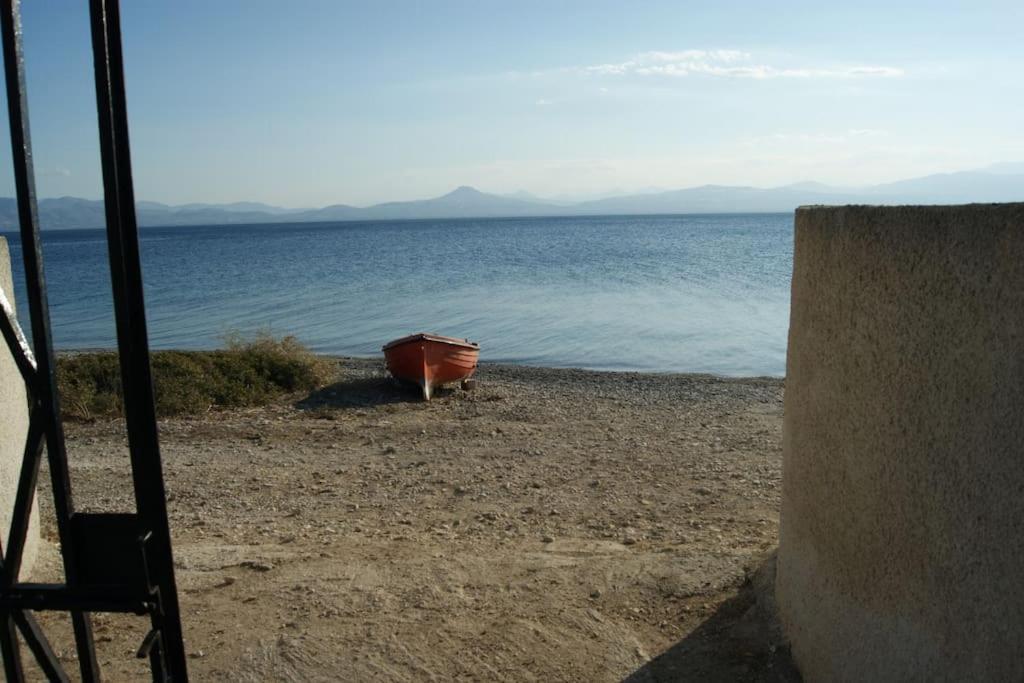 House By The Sea At Skaloma, Loutraki Villa วูลิอักเมนิเลค ภายนอก รูปภาพ