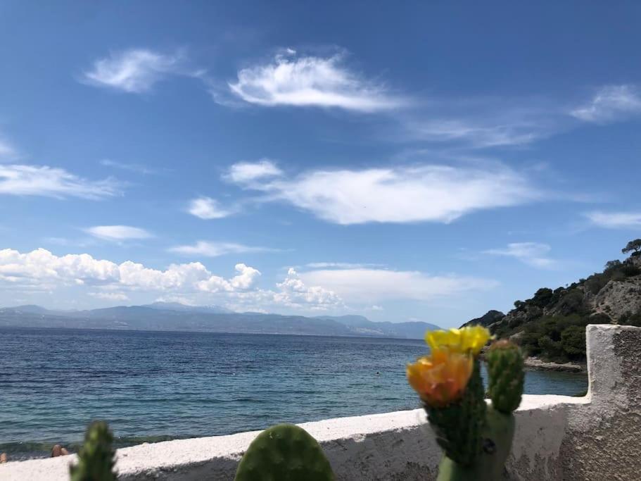 House By The Sea At Skaloma, Loutraki Villa วูลิอักเมนิเลค ภายนอก รูปภาพ