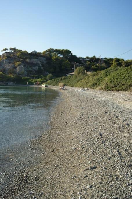 House By The Sea At Skaloma, Loutraki Villa วูลิอักเมนิเลค ภายนอก รูปภาพ