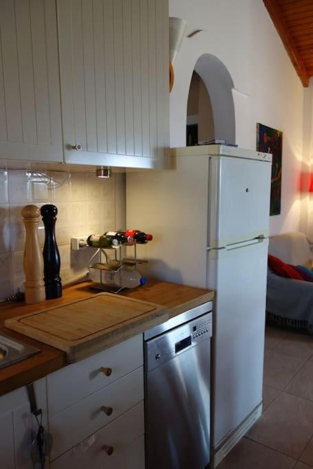 House By The Sea At Skaloma, Loutraki Villa วูลิอักเมนิเลค ภายนอก รูปภาพ