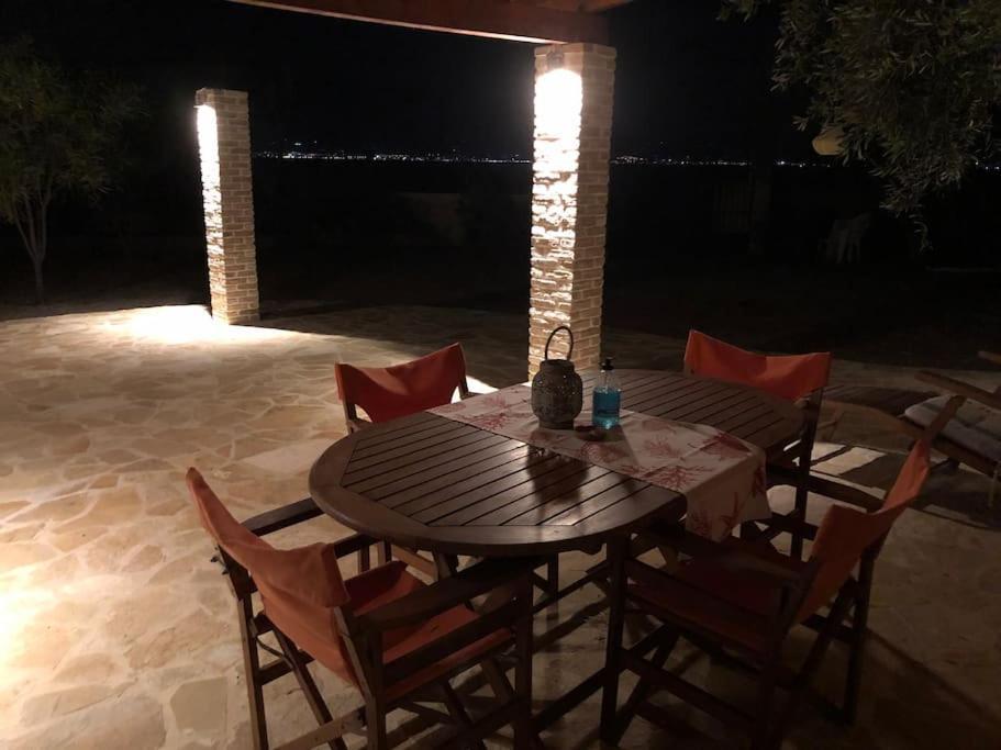 House By The Sea At Skaloma, Loutraki Villa วูลิอักเมนิเลค ภายนอก รูปภาพ