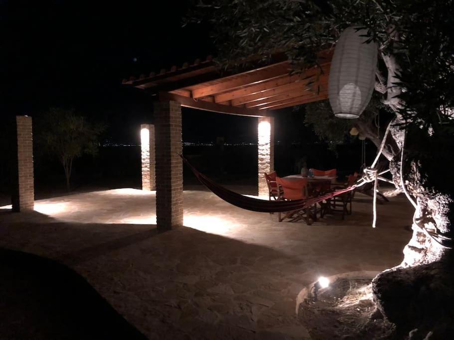 House By The Sea At Skaloma, Loutraki Villa วูลิอักเมนิเลค ภายนอก รูปภาพ